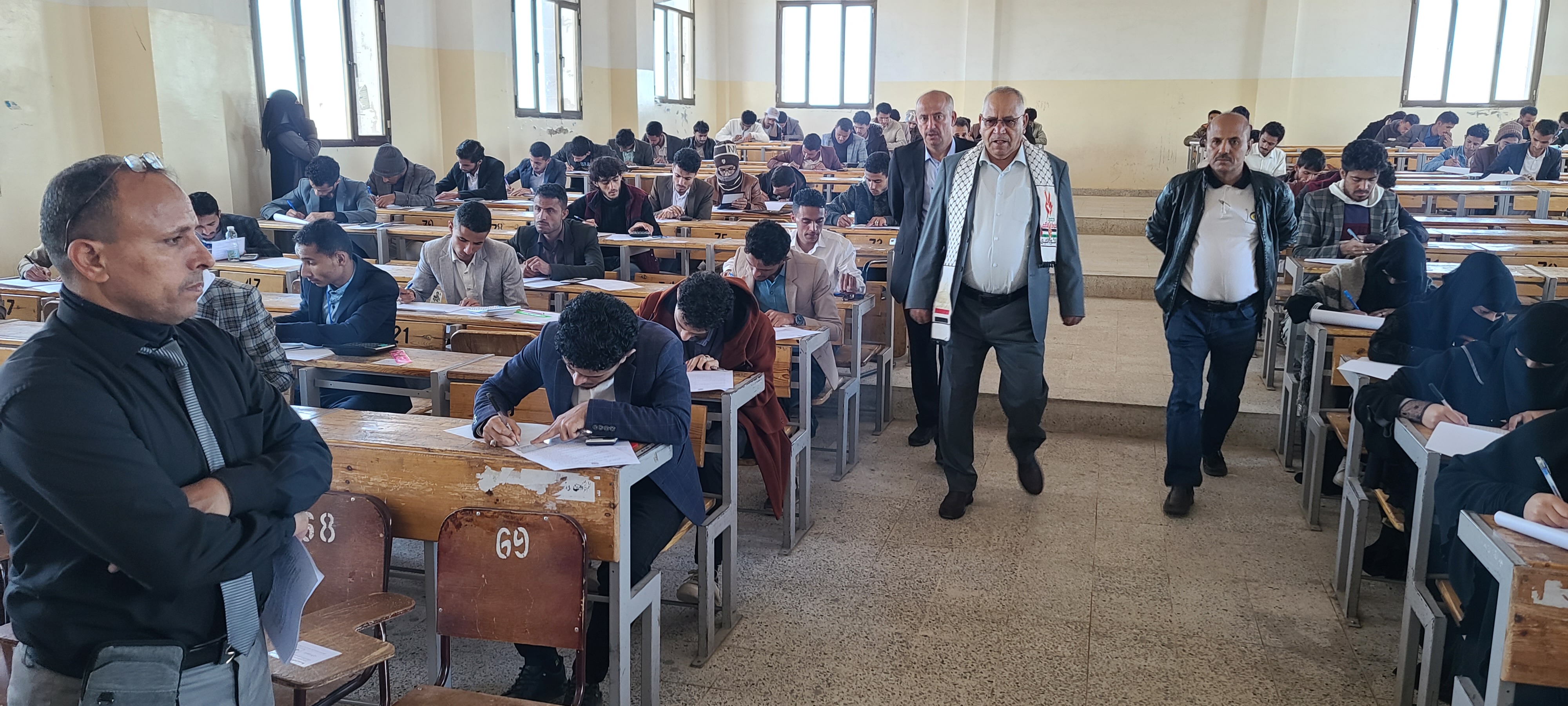 تدشين امتحانات نهاية الفصل الدراسي الأول بكلية العلوم الإدارية 